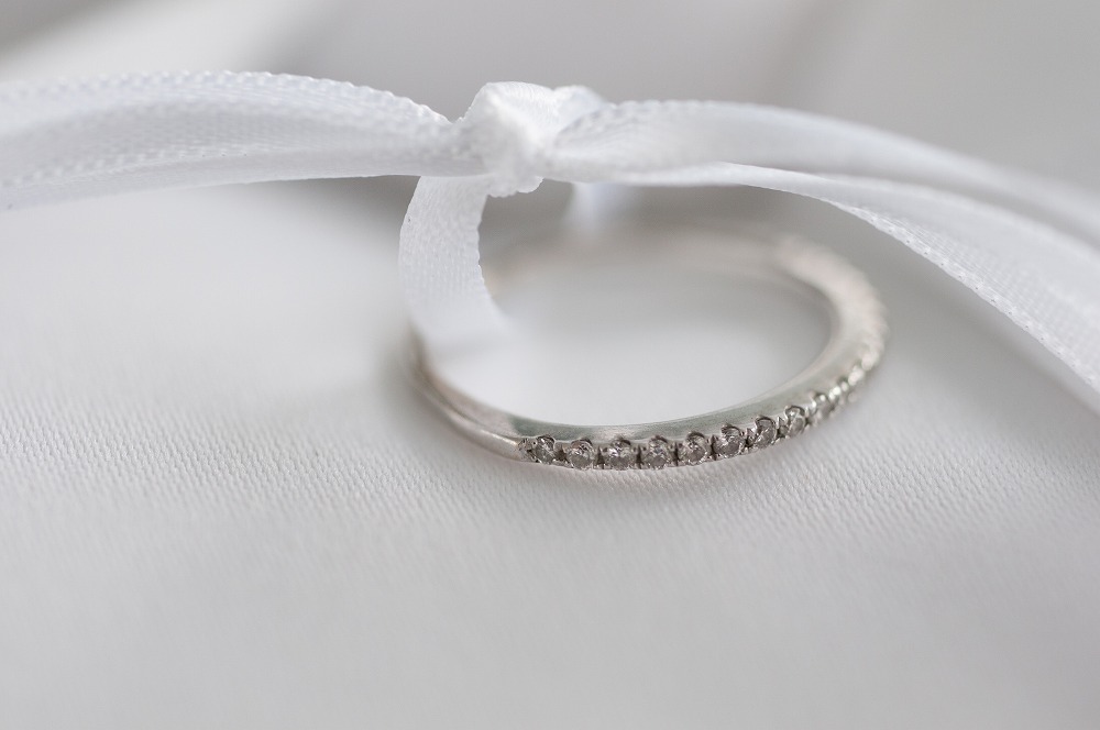 結婚指輪をネックレスにリメイクするメリットや方法を解説