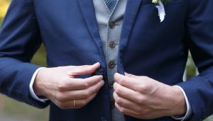 結婚式スーツの色選び｜立場別マナーと色別の着こなしをご紹介![][image1]