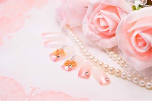 結婚式のお呼ばれネイルはどこまでOK？マナーと避けたいデザイン・選び方を解説