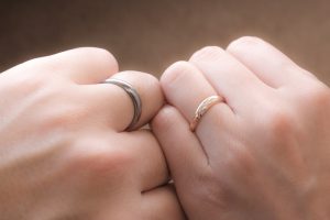 結婚指輪は夫婦で別デザインでもいい？それぞれに合う選び方を解説
