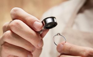 結婚指輪が変形した・曲がったらどうする？原因と修理方法・費用の考え方を解説