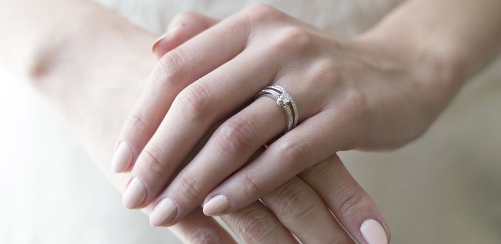 婚約指輪にダイヤモンドの指輪が選ばれるワケ