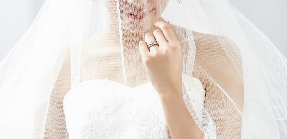 結婚式で婚約指輪を身に着けてもよい？